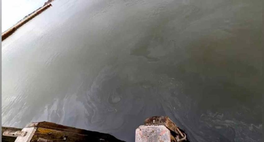 බ්‍රිතාන්‍යයේ පූල් වරාය තෙල් ගබඩාවෙන් මුහුදට තෙල් කාන්දුවෙයි